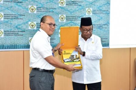 Optimis Dapat WTP, Plt Gubri Serahkan Laporan Keuangan Ke BPK RI